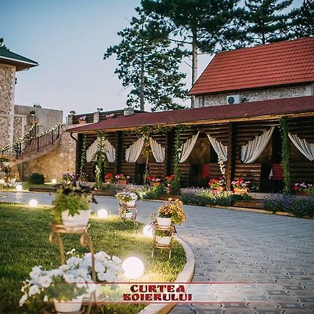 Curtea Boierului Hotel Peresecina Exteriér fotografie