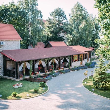 Curtea Boierului Hotel Peresecina Exteriér fotografie