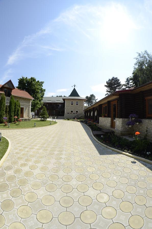 Curtea Boierului Hotel Peresecina Exteriér fotografie