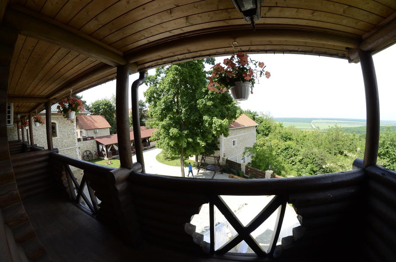 Curtea Boierului Hotel Peresecina Exteriér fotografie