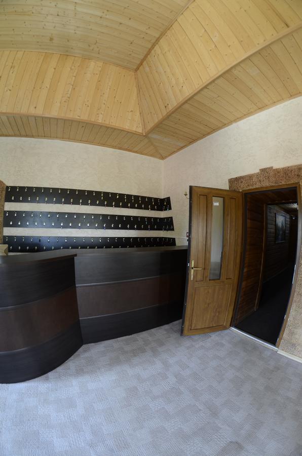 Curtea Boierului Hotel Peresecina Exteriér fotografie