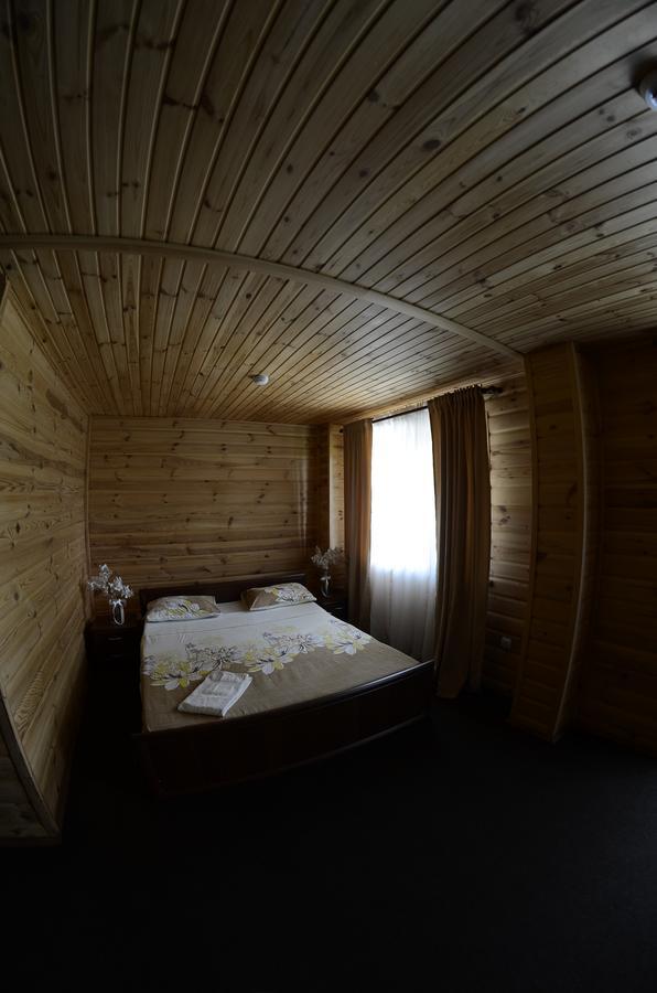 Curtea Boierului Hotel Peresecina Exteriér fotografie