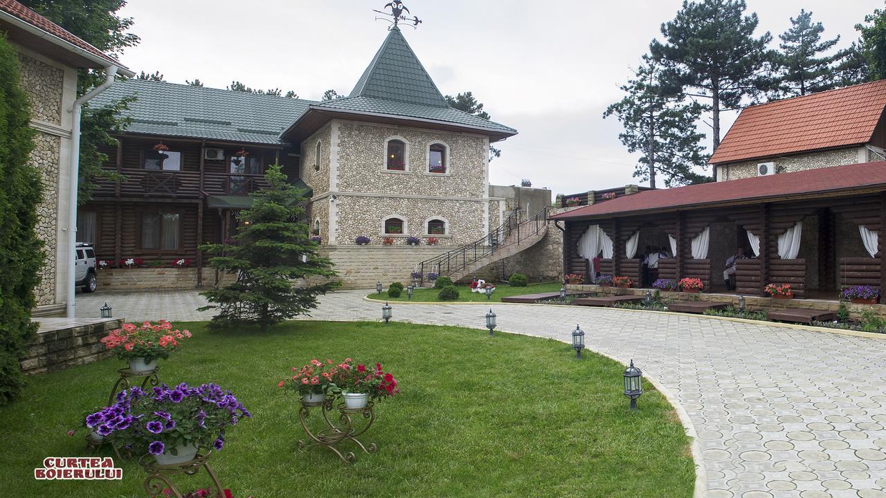 Curtea Boierului Hotel Peresecina Exteriér fotografie