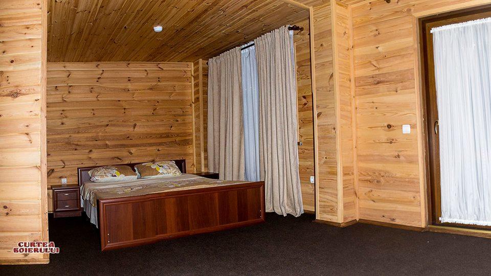 Curtea Boierului Hotel Peresecina Exteriér fotografie