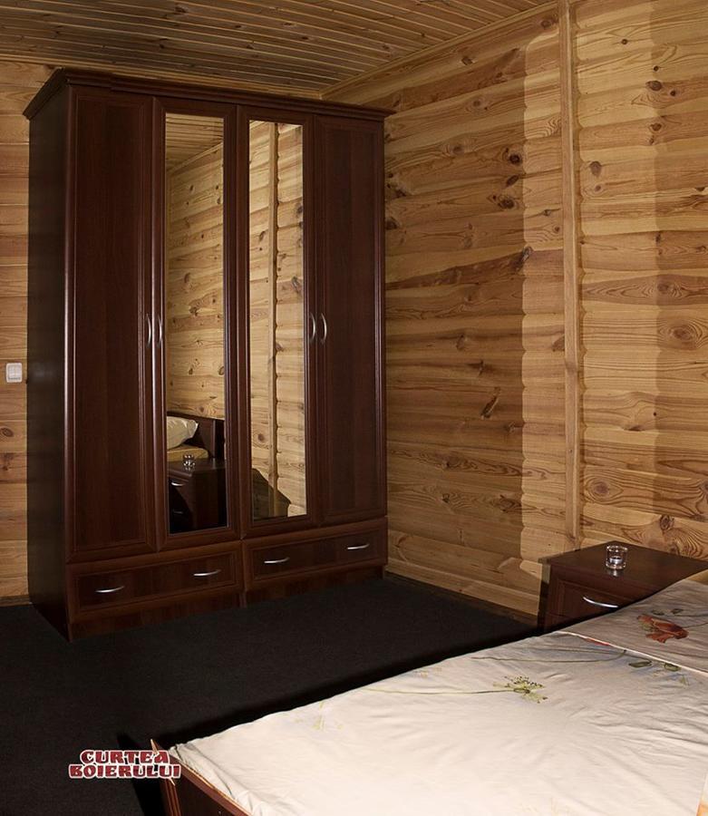 Curtea Boierului Hotel Peresecina Exteriér fotografie