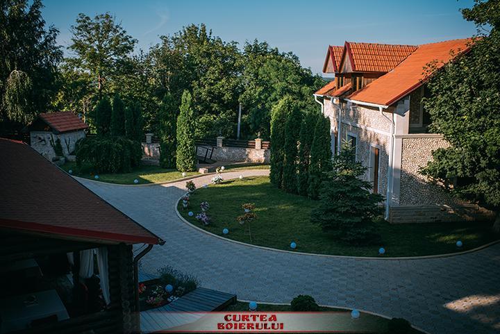 Curtea Boierului Hotel Peresecina Exteriér fotografie