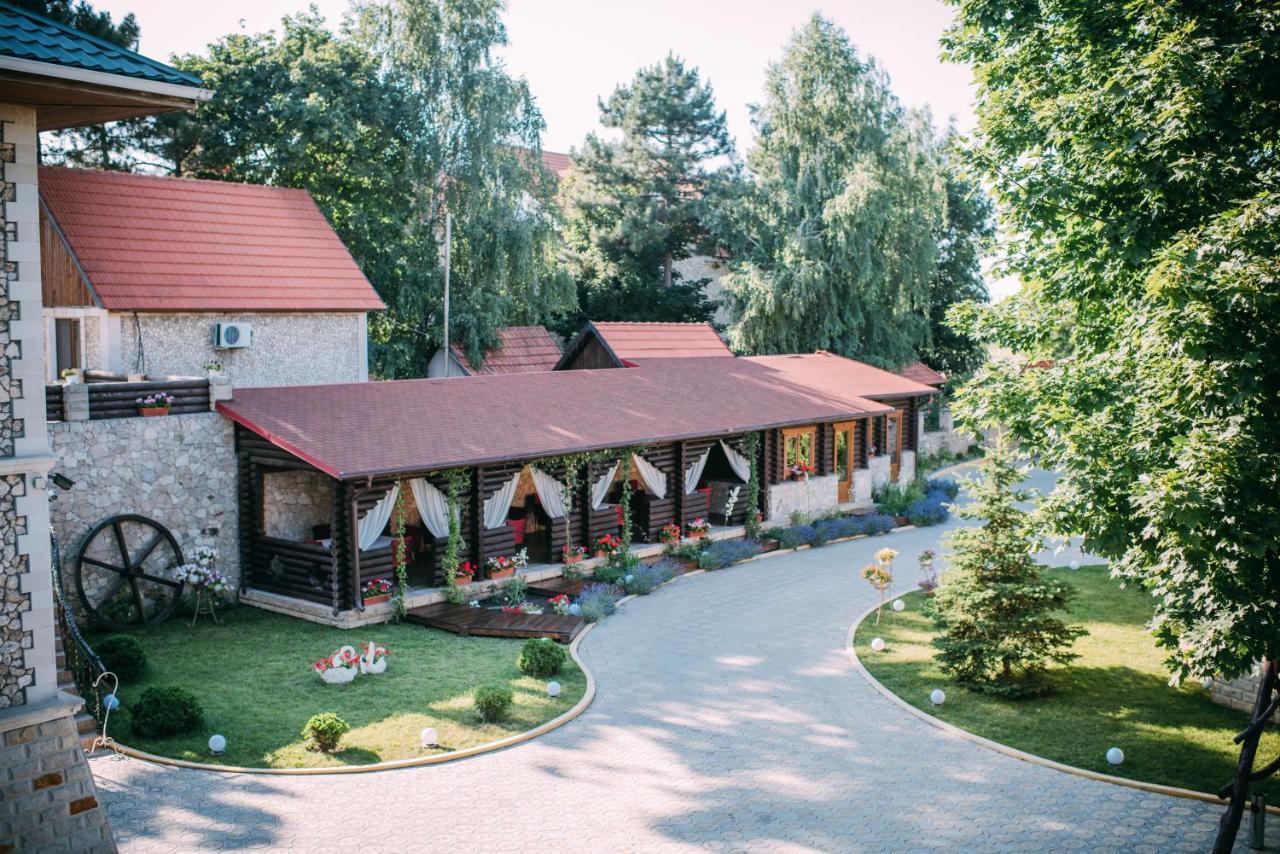 Curtea Boierului Hotel Peresecina Exteriér fotografie